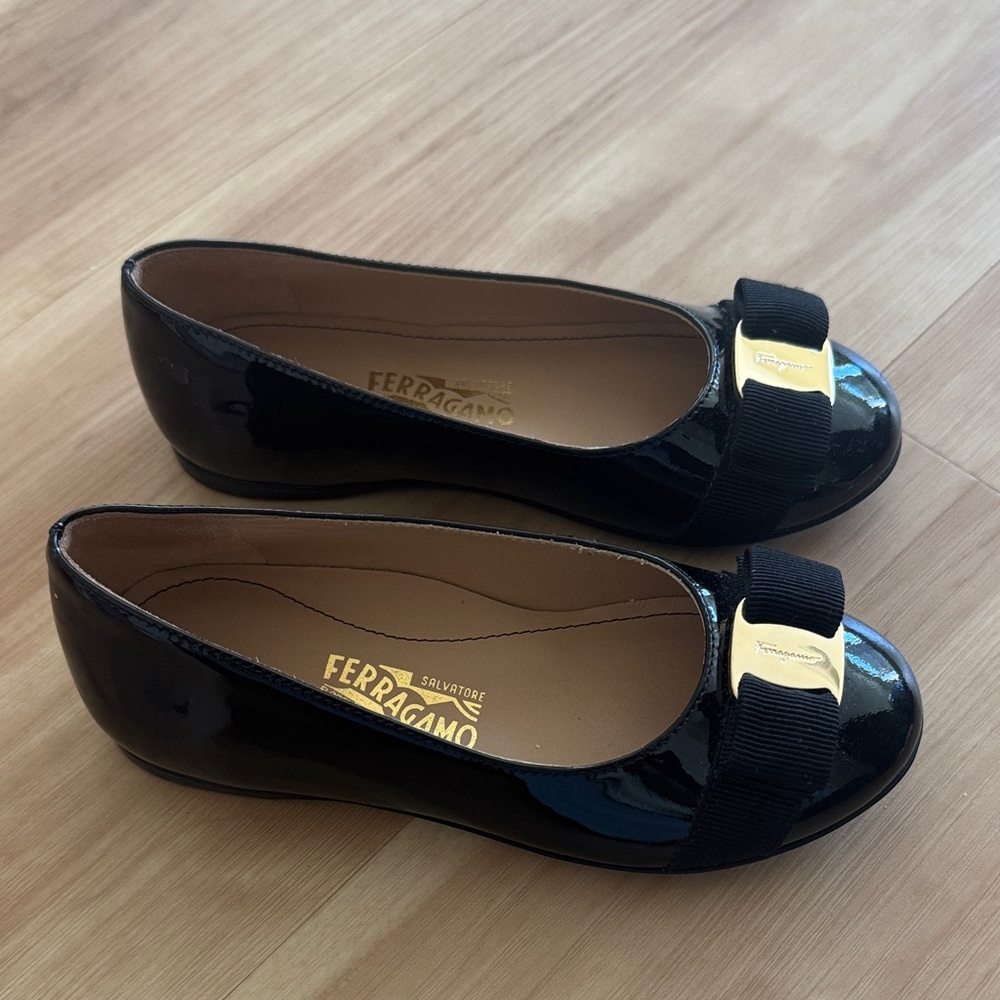 Toddler girls Ferragamo Black Patent Leather Ballerinas with Vara Bow - Picture 4 of 7